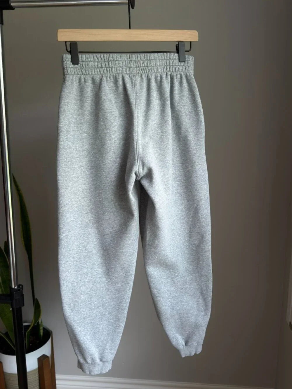 Nike Youth XL Gray Fleece Jogger Sweatpants Embroidered Logo Pockets